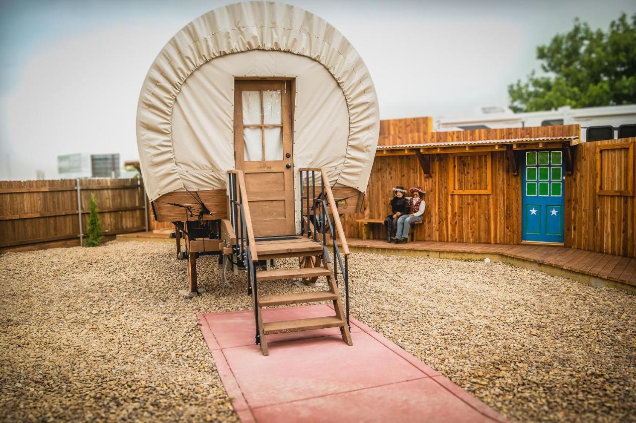 The Big Texan - Cabins And Wagons Амарилло Экстерьер фото