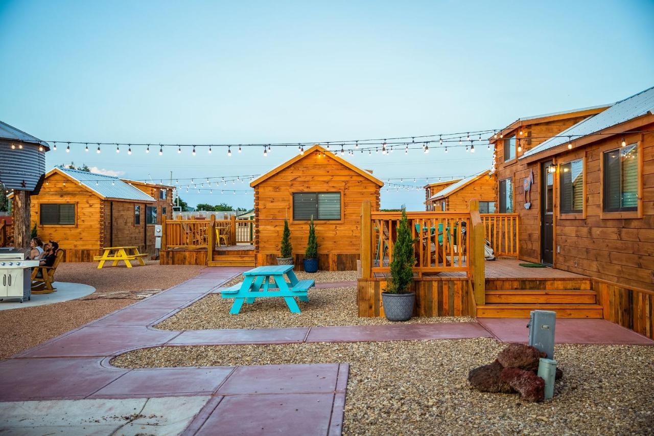 The Big Texan - Cabins And Wagons Амарилло Экстерьер фото