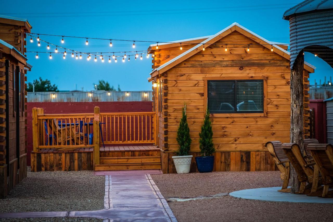 The Big Texan - Cabins And Wagons Амарилло Экстерьер фото