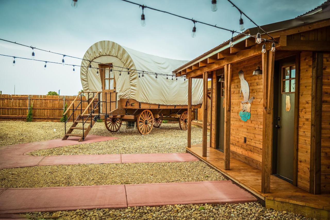 The Big Texan - Cabins And Wagons Амарилло Экстерьер фото