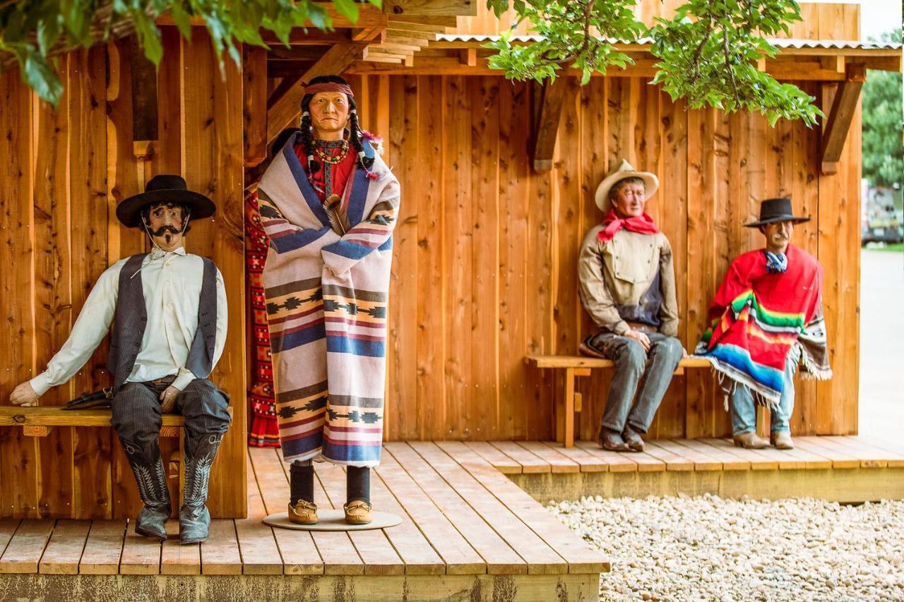 The Big Texan - Cabins And Wagons Амарилло Экстерьер фото